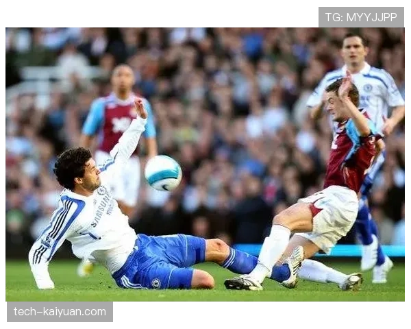 巴拉克与兰帕德在攻防权重上的分化：前者更重后插上终结，后者偏向持续前压