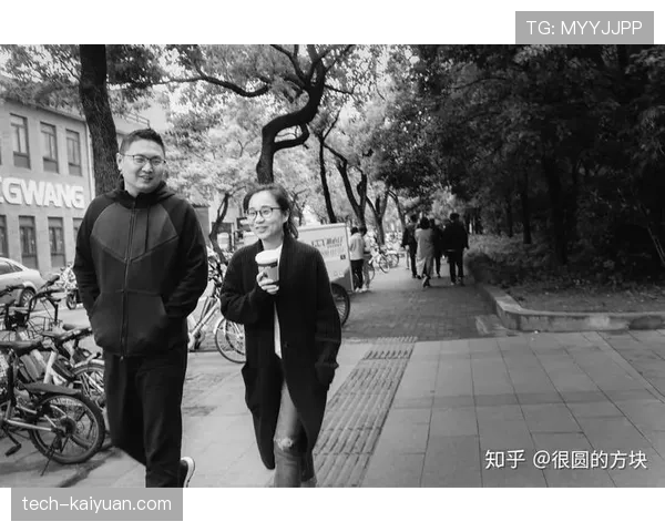 刚看到汪周雨拎着塑料袋去买菜，手腕那块表和包里的黑卡把菜摊老板看懵了，我尴尬笑了