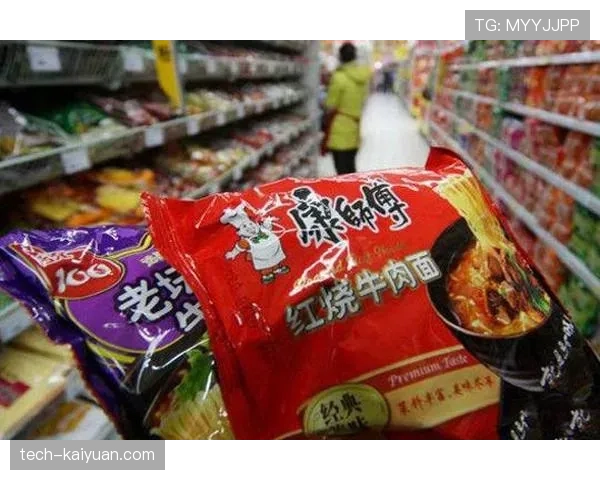 便利店门口碰到梁伟铿，拎着名牌袋排队买泡面，那反差笑懵